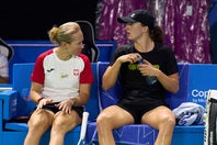 シフィオンテク（右）の活躍を長く支えてきた心理学者のアブラモビッチ氏（左）だが、最近成績が振るわないことで周囲が騒がしくなっている。(C)Getty Images