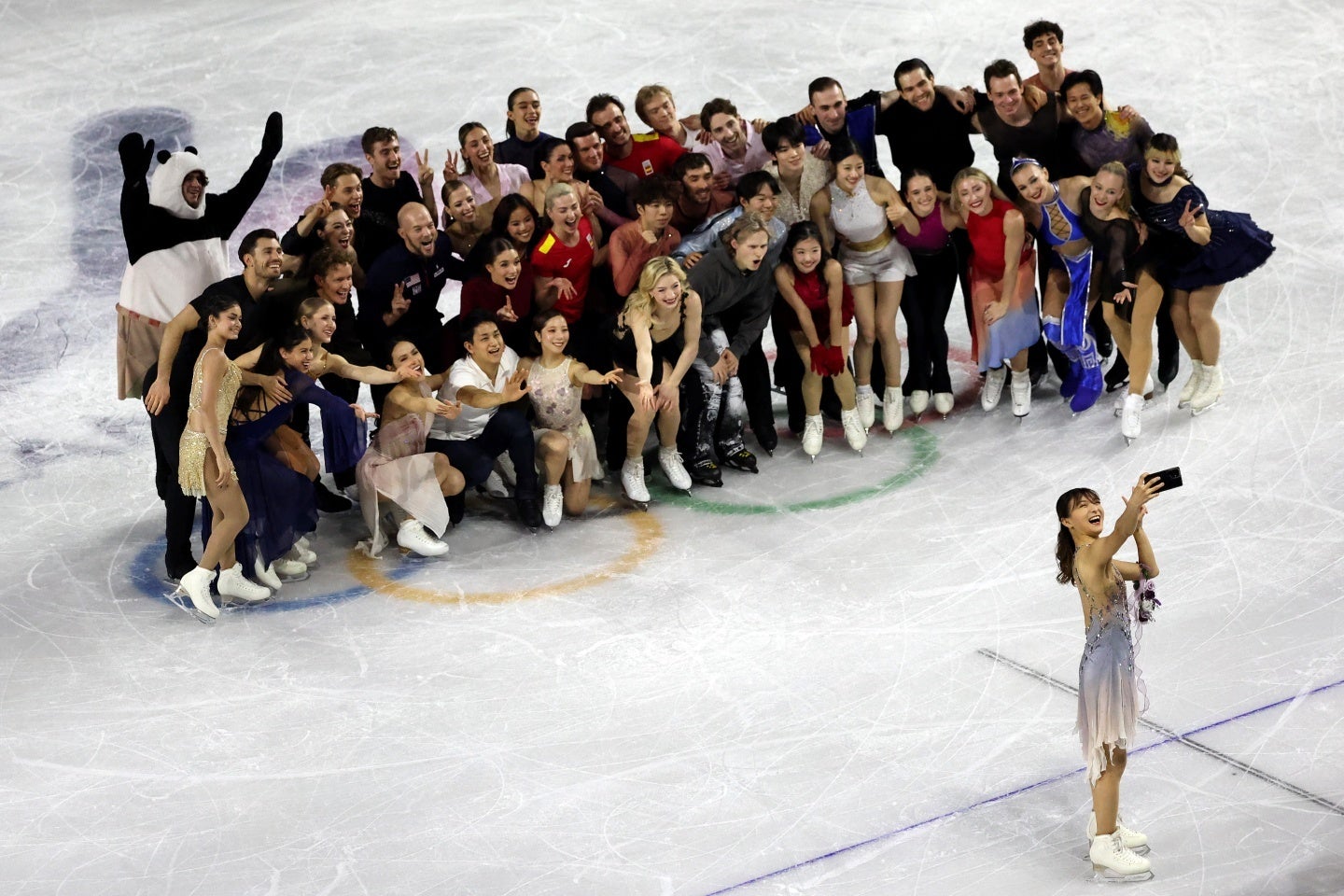 フィギュアスケートのエキシビション。フィナーレ後にはスケーター全員で集合写真が撮られた。(C) Getty Images