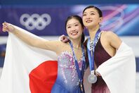 女子シングルでメダリストとなった中井（左）と坂本（右）。コンビでのテレビ出演などに引っ張りだこだった。(C)Getty Images