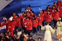 閉会式で日本はイタリアの手旗を持って入場した。(C) Getty Images