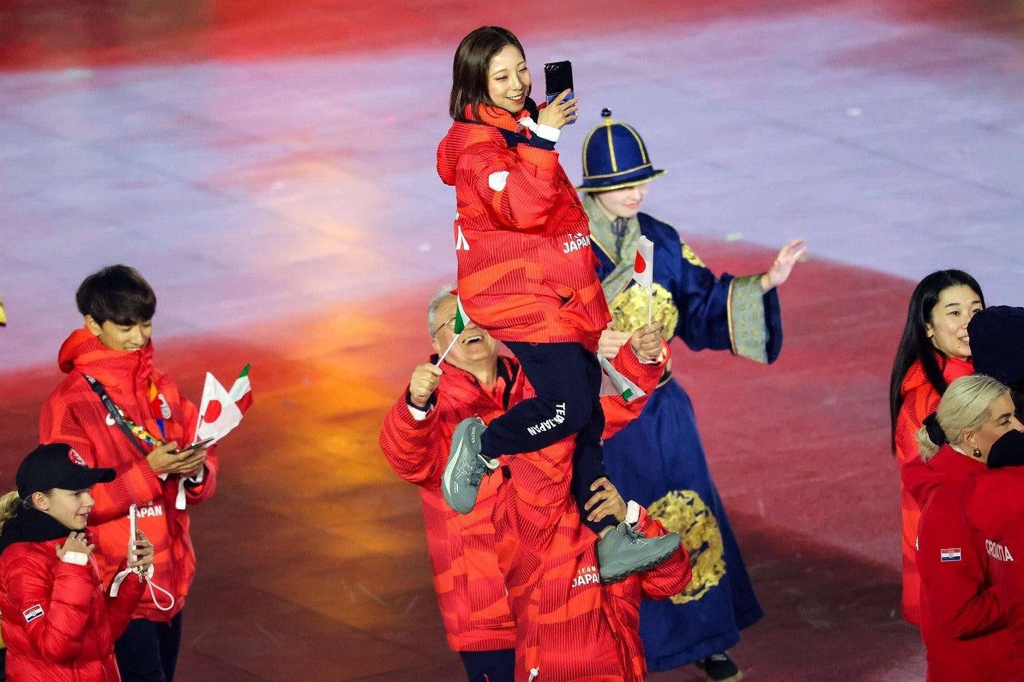 リフトを披露するりくりゅう（中央）。写真：UPI/アフロ