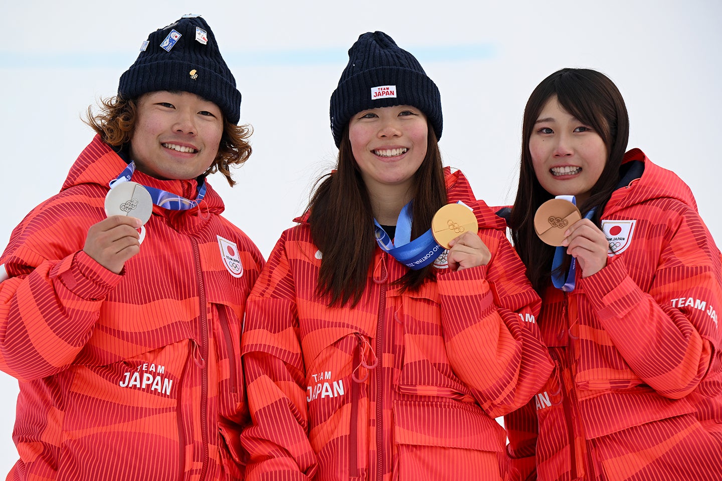 スノーボードのスロープスタイルでは左から長谷川、深田、村瀬がメダルを獲得した。(C) Getty Images