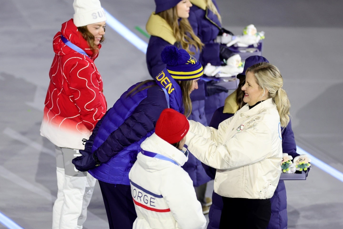 閉会式では女子クロスカントリースキーの表彰式が行なわれた。(C)Getty Images