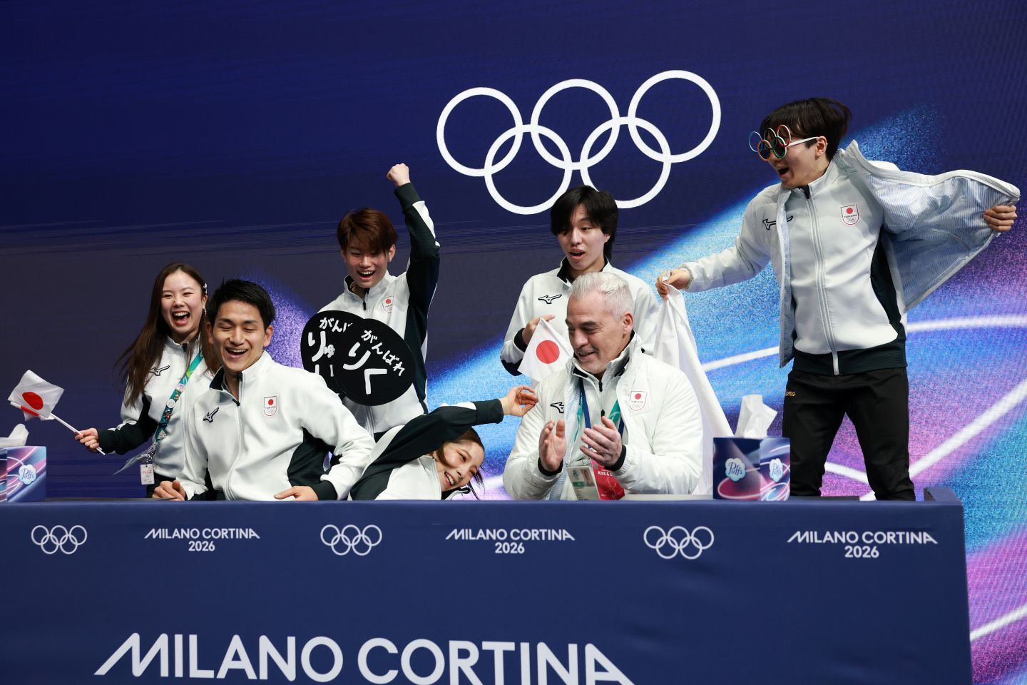 団体戦のフリー演技後に、喜びのあまり転倒してしまう三浦。(C) Getty Images