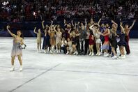 エキシビション後に坂本花織が全選手を入れた恒例のセルフィー撮影を実施。和気あいあいとした選手たちの表情が印象的だ。(C) Getty Images