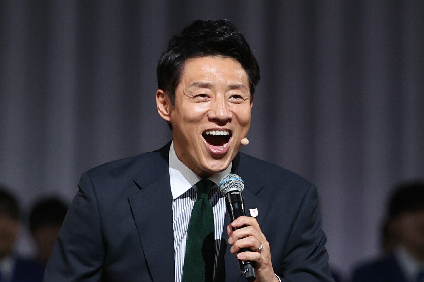 現地で熱戦を見届けた松岡氏。応援グッズ“感ベル”とともに全力応援の舞台裏を明かした。写真：滝川敏之