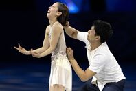 エキシビションで三浦（左）のファスナーを上げる木原（右）。土壇場の“気遣い”が冴えた。(C)Getty Images