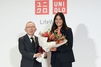 ロジャー・フェデラーや錦織圭らに続いてユニクロの新グローバルブランドアンバサダーに就任したエマ・ラドゥカヌ（写真左はファーストリテイリング代表取締役会長兼社長の柳井正氏）。写真＝鈴木颯太朗