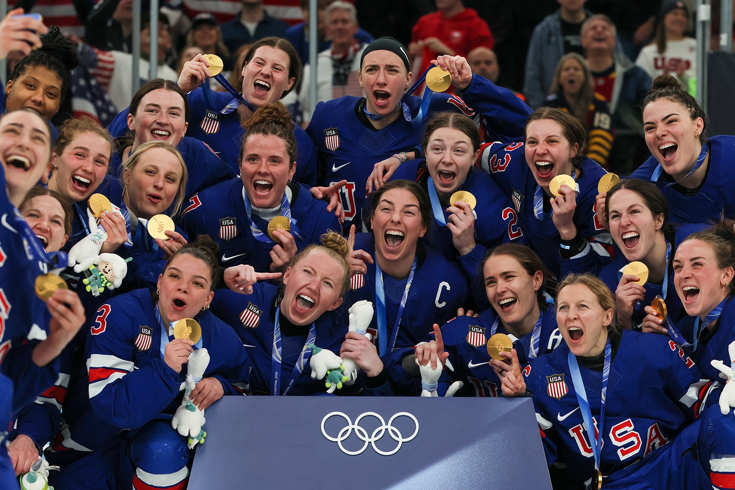 ミラノ・コルティナ五輪で金メダルに輝いたアメリカ女子アイスホッケー代表。(C)Getty Images