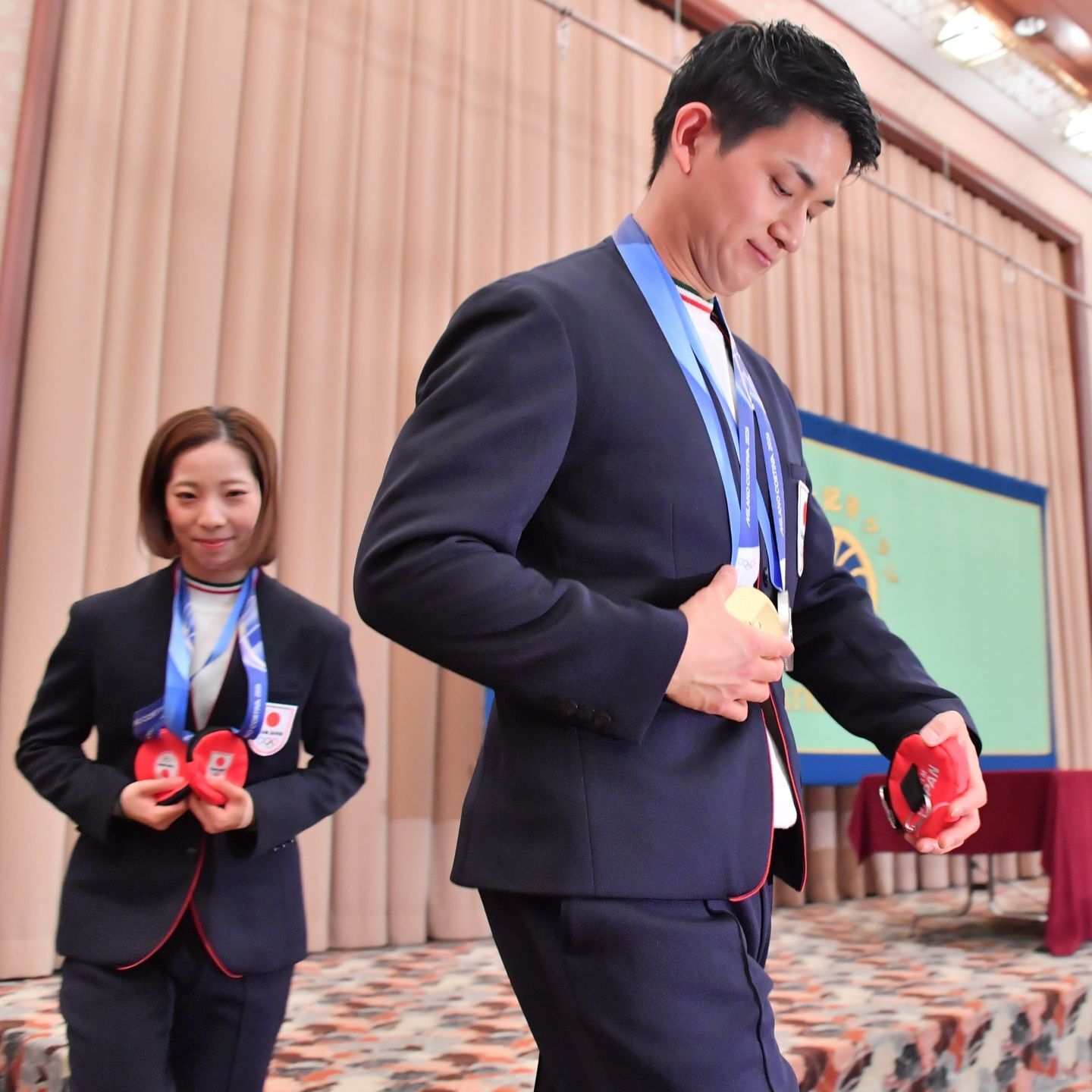 帰国後も会見やテレビ出演に大忙しのりくりゅうペア。誠実かつ分かりやすい受け答えに、報道陣も唸らされるばかりだ。写真：産経新聞社