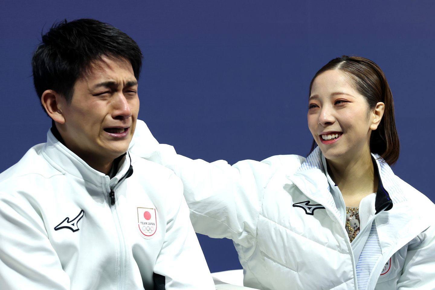 感極まる木原（左）の背中をさする“お姉さん”三浦（右）。これもまた大会を彩った名シーンだ。(C)Getty Images