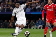 チュアメニの狙いすました一撃が炸裂する。(C)Getty Images