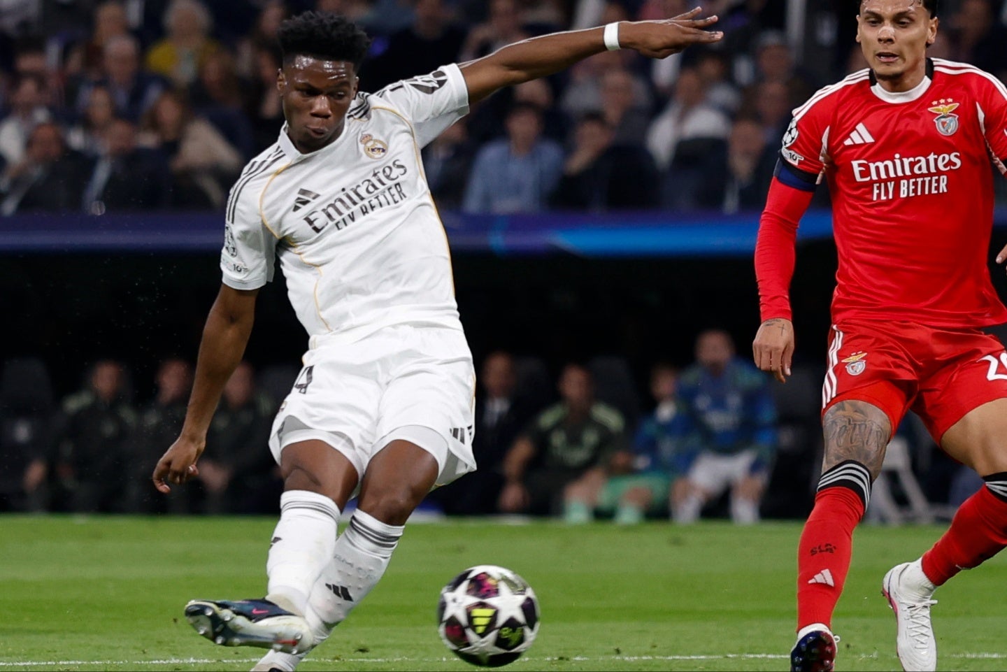 チュアメニの狙いすました一撃が炸裂する。(C)Getty Images