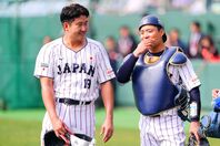 17年大会以来の参戦となる菅野（左）。高めのボールを「バンバン使う」と語っていたという。(C) Getty Images