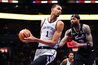 ウェンバンヤマを中心に、スパーズが今季最長の10連勝を飾った。(C)Getty Images