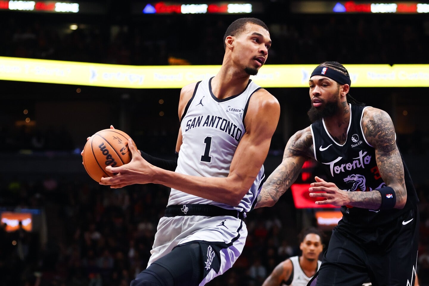 ウェンバンヤマを中心に、スパーズが今季最長の10連勝を飾った。(C)Getty Images