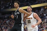 ウェンビー（左）とヨキッチ（右）が異次元プレーを披露した。(C)Getty Images