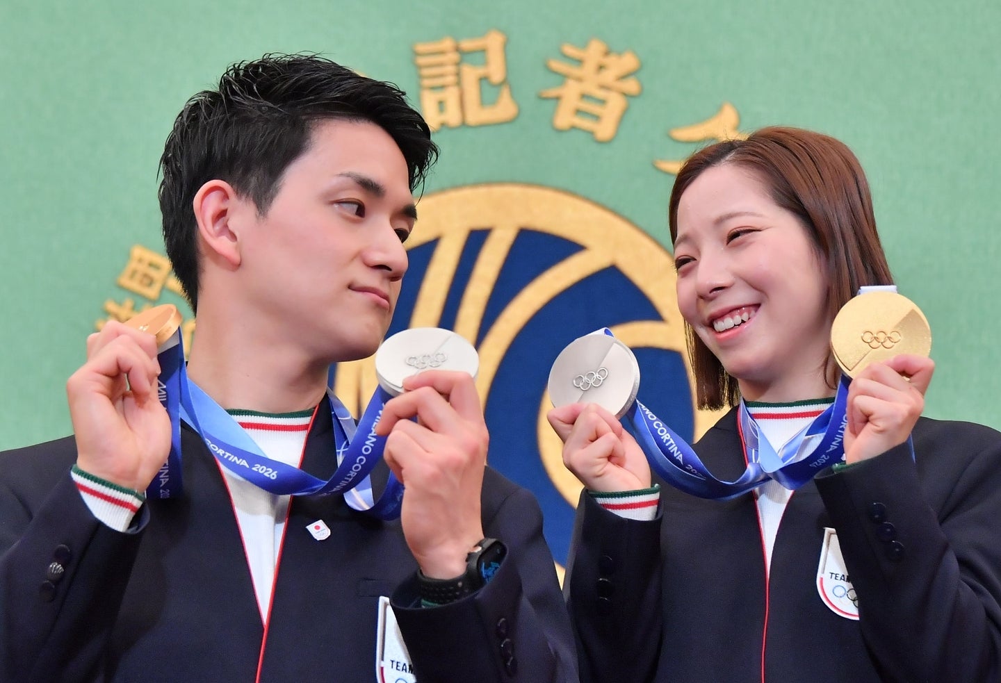 司会者の質問に名回答。”りくりゅう”の絆は言葉にできないもので、それはふたりの表情からも感じ取れる。写真：産経新聞社