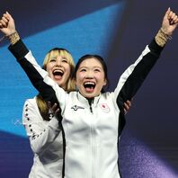 メダル確定に歓喜する中井（手前）とアリサ・リウ（奥）。心温まる名場面となった。(C)Getty Images