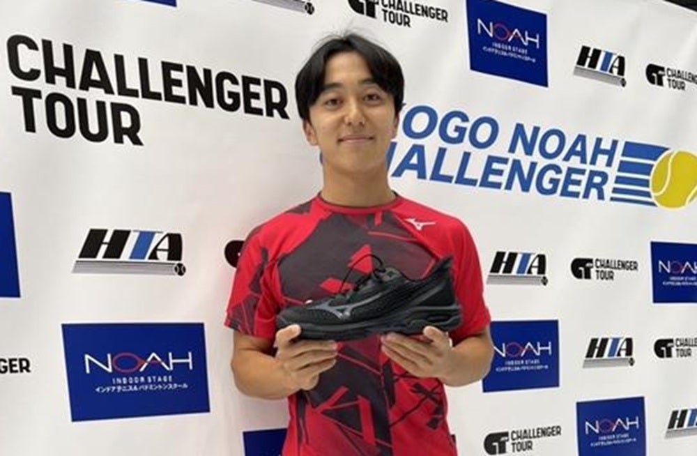 身長163センチと小柄だが、優れたスピードとスタミナを武器に、厳しいコースに打ち込まれても必死に追いつき反撃できるファイター。そんな清水の軽快なフットワークを『ウエーブ エクシード ツアー ７』が支える。