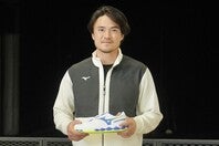 高い守備力に加え近年は攻撃力も強化し、2024年には世界58位を記録したダニエル太郎。機を見てポイントを取りに行く戦略的なプレーを得意とする彼の足元を強力にサポートするのが『ウエーブ エンフォース ツアー ２』だ。