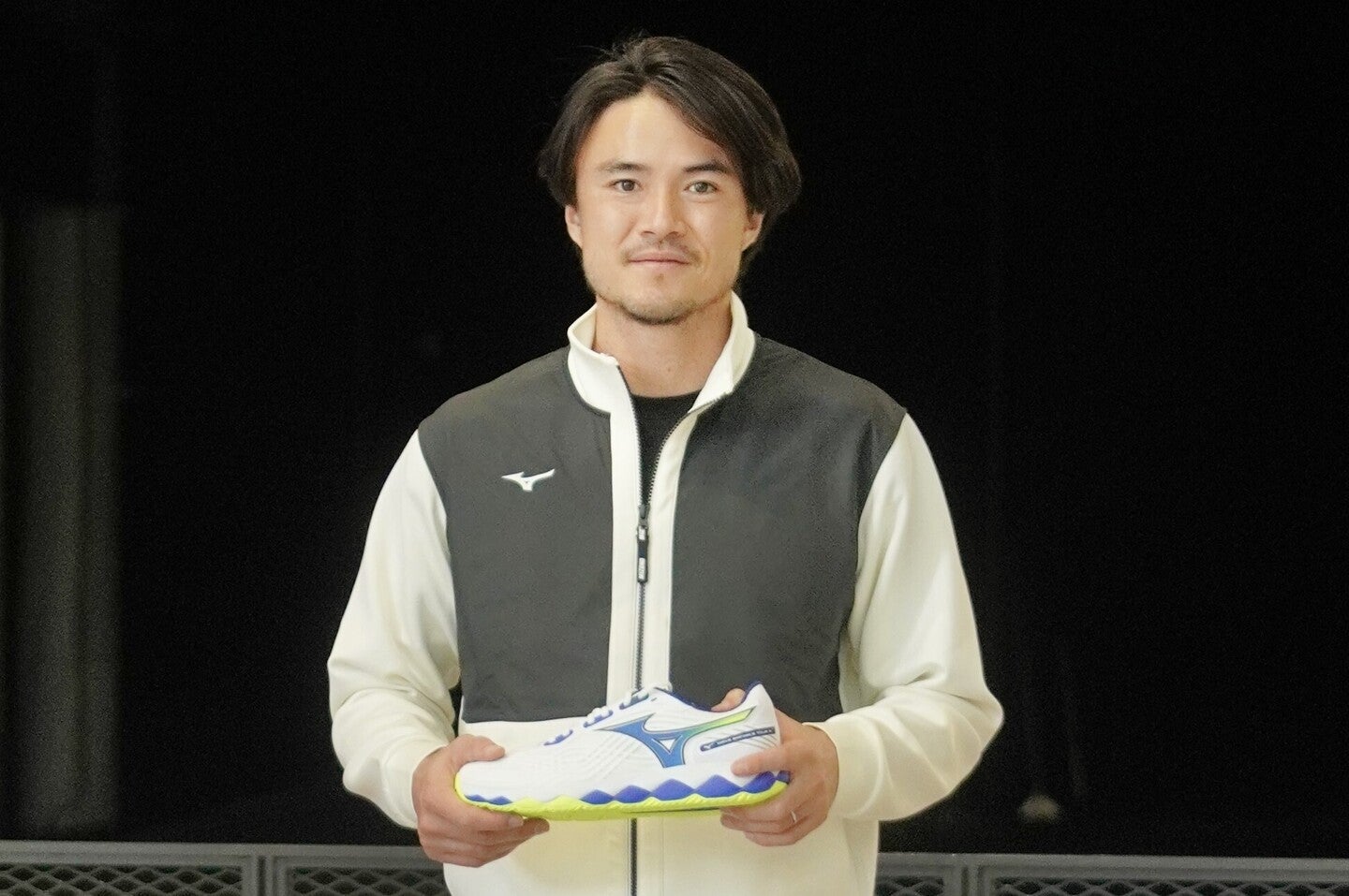 高い守備力に加え近年は攻撃力も強化し、2024年には世界58位を記録したダニエル太郎。機を見てポイントを取りに行く戦略的なプレーを得意とする彼の足元を強力にサポートするのが『ウエーブ エンフォース ツアー ２』だ。