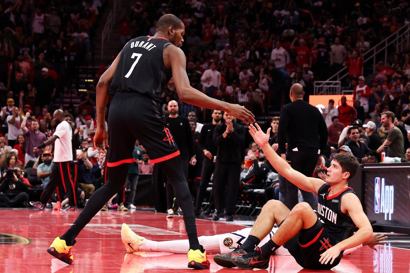 デュラント(左)が成長著しいシェパード(右)に賛辞を送った。(C)Getty Images