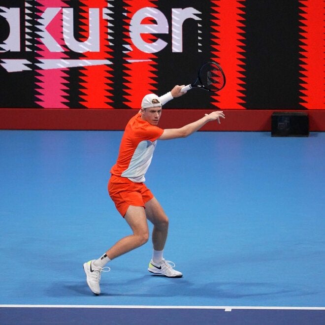 連続写真】ショートクロスにボールを送ったシャポバロフのフォアハンド