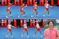 ラケットを巻き込んでショートクロスにボールを送っている（写真７コマ目）。強打ばかりでなく、角度の変化もつけて隙を作り出せるのがシャポバロフの強みだ。右下は佐藤博康プロ。(C)THE DIGEST写真部