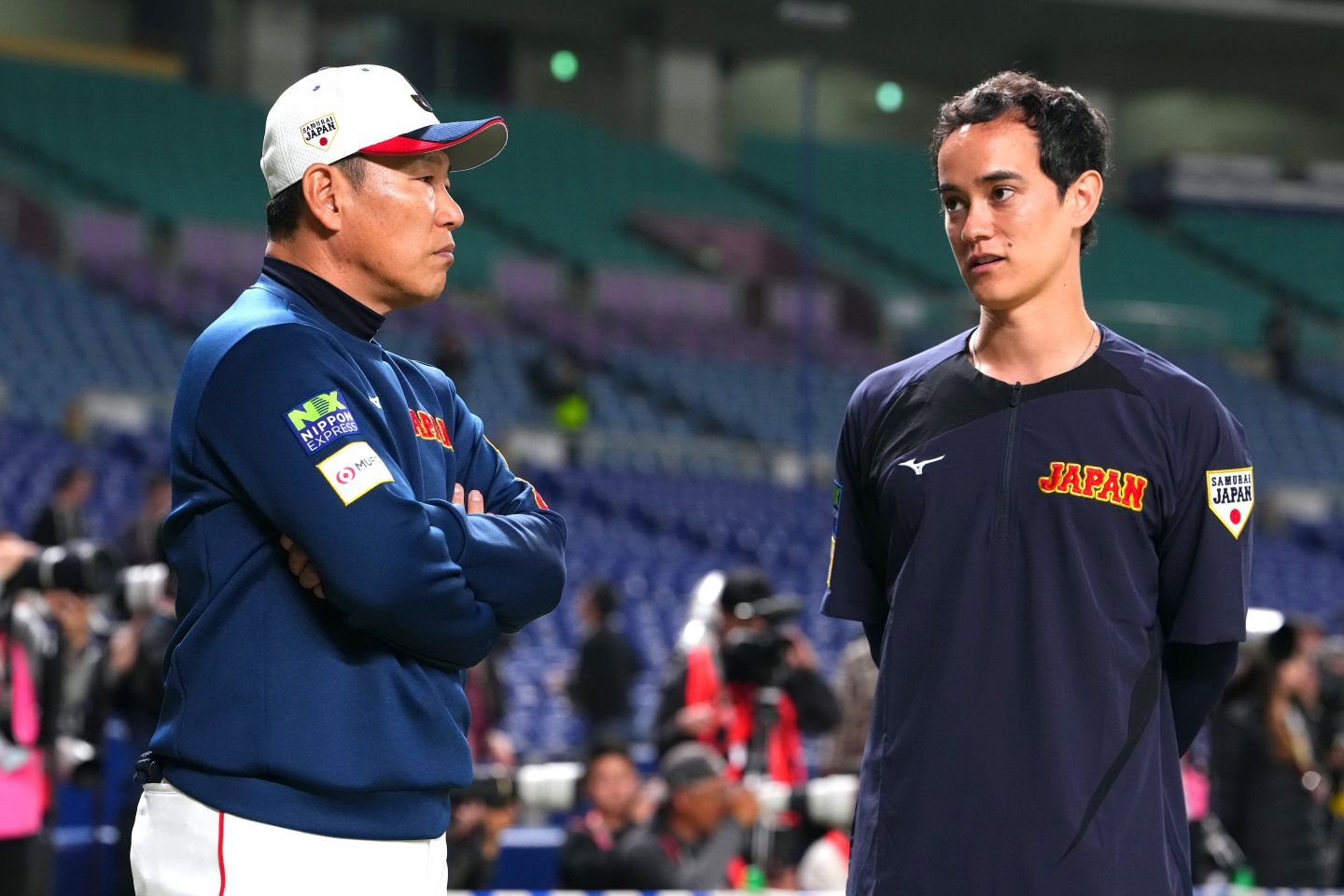 井端監督（左）と対話するアイアトン氏（右）。「JAPAN」のユニ姿も不思議と違和感がない。(C)Getty Images
