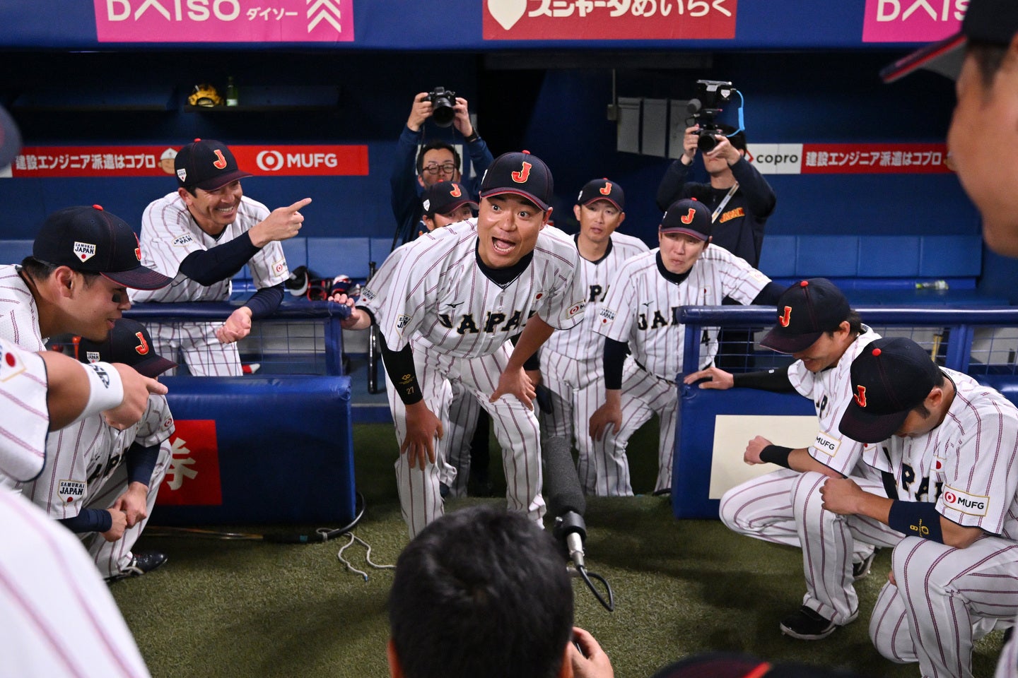 中日戦前の円陣中央で声出しを務めた中村。（C）Getty Images