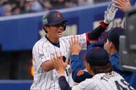 佐々木が２回の第１打席で「プロ１号」となる本塁打を放った。(C) Getty Images