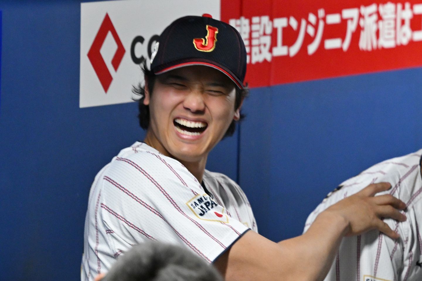 ベンチで屈託のない笑顔を見せる大谷。（C）Getty Images