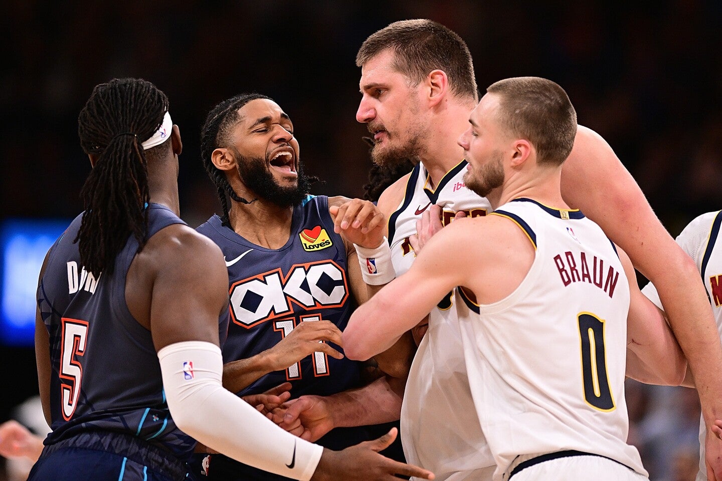 ドートのラフプレーにヨキッチが激高した。(C)Getty Images