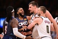 ドートのラフプレーにヨキッチが激高した。(C)Getty Images