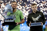 ドバイ選手権で初の同一大会複数回優勝を成し遂げたメドベージェフ（左）。フリークスポール（右）の負傷棄権によって“珍記録”に終止符が打たれた。(C)Getty Images