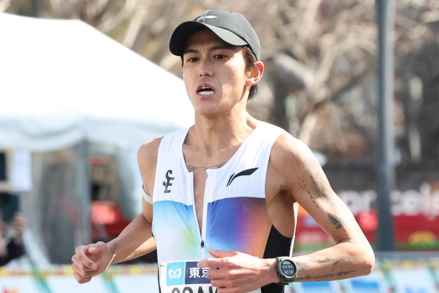 東京マラソンで大迫傑は日本勢トップでゴールした。左腕をよ～く見ると…。写真：産経新聞社