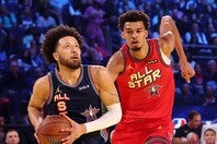 ウェイドは今季の優勝候補に、カニングハム(左)率いるピストンズと、ウェンバンヤマ(右)擁するスパーズを挙げた。(C)Getty Images