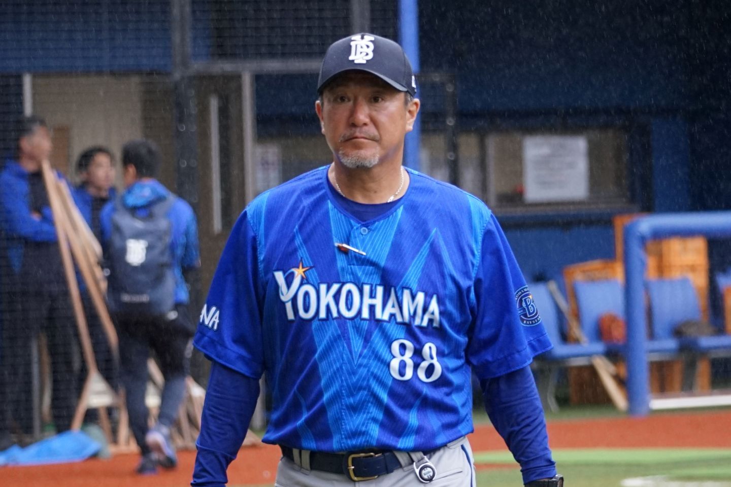 ファームでの育成にあたる入来コーチ。写真：萩原孝弘