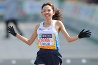 現役最後のレースだった細田は、安定したペースを刻み笑顔でフィニッシュした。写真：産経新聞社