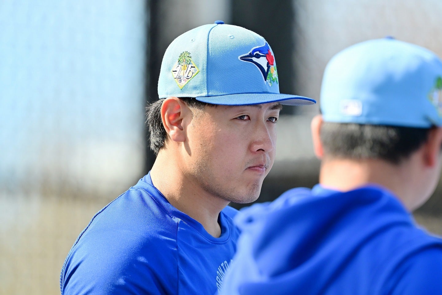 ゲレーロJr.と良好なコミュニケーションが取れている岡本（中央）。(C)Getty Images