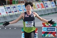 高久は引退レースで上位進出はならなかった。それでもガッツポーズをしながらフィニッシュした。写真：産経新聞社