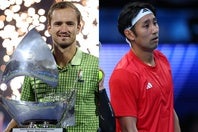 軍事攻撃に伴うUAE領空閉鎖により、先週のドバイ大会で優勝を飾ったメドベージェフ（左）らが現地で足止め。内山（右）も不安の中、大会へ向け調整を続けている。（C）Getty Images