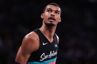 連勝はストップしたが、ウェンバンヤマ率いるスパーズはウエスタン・カンファレンス２位と好位置につけている。(C)Getty Images