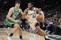 トーマスはバックス加入後、ベンチからコンスタントに２桁得点をマークしている。(C)Getty Images