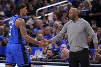 バンケロ（左）とモーズリーHC（右）が、暗に互いを批判した。(C)Getty Images