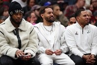 ヤング（中央）がウィザーズデビュー前に退場処分を受けた。(C)Getty Images