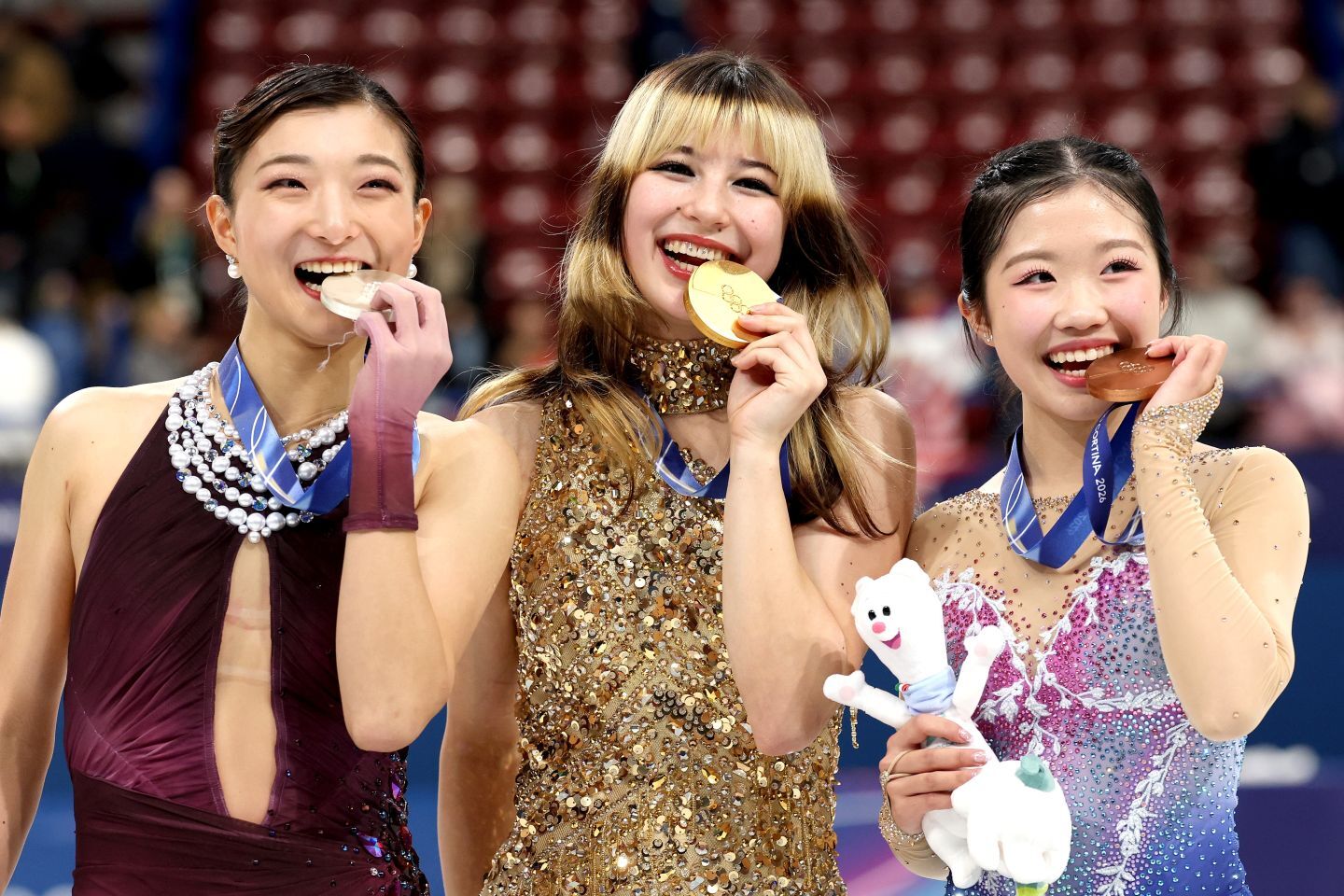 表彰台で笑顔をみせる坂本（左）、リウ（中央）、中井（右）のメダリストたち。女子シングルの美しき競演に世界が酔いしれた。(C)Getty Images