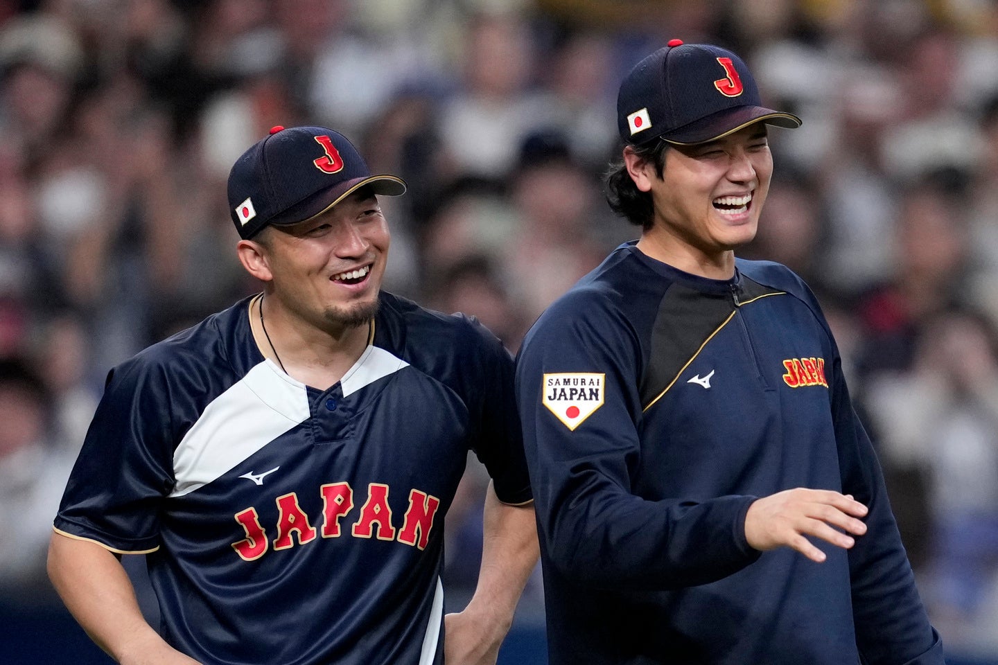 侍ジャパンが大阪から東京へ新幹線で移動。大谷翔平や鈴木誠也らスター選手の登場に、新大阪駅は一時騒然となった。（C）Getty Images