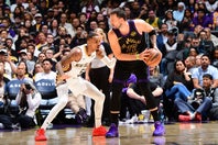 レイカーズは終盤の猛攻でペリカンズに逆転勝利。３連勝を飾った。(C)Getty Images